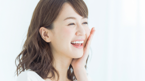 鍼灸で笑顔になる女性 ─ 確かな技術で効果実感